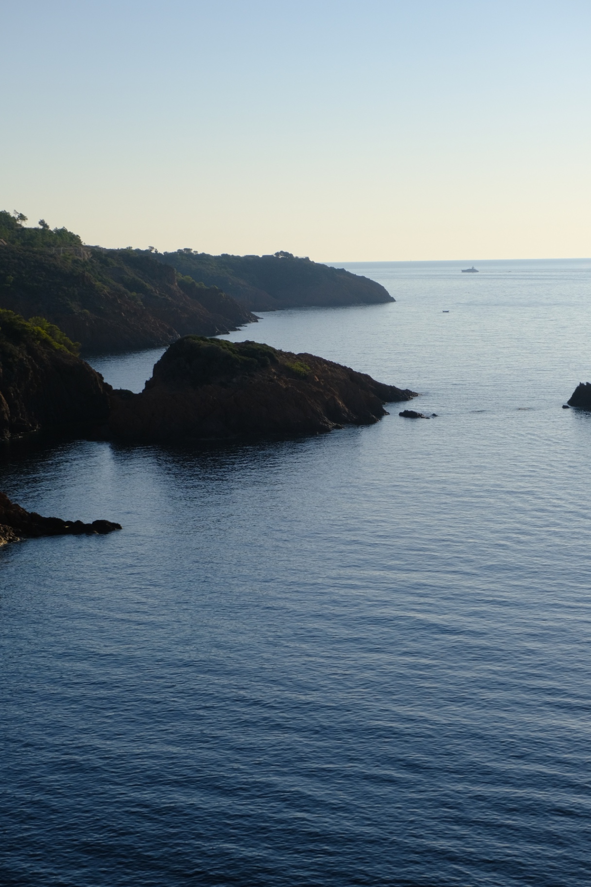 Repérage — côte rocheuse au petit matin