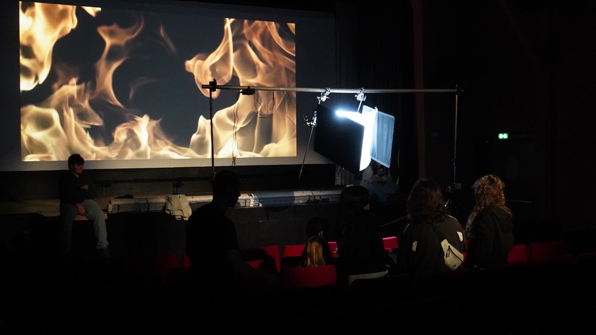 Projection feu en salle — préparation lumière