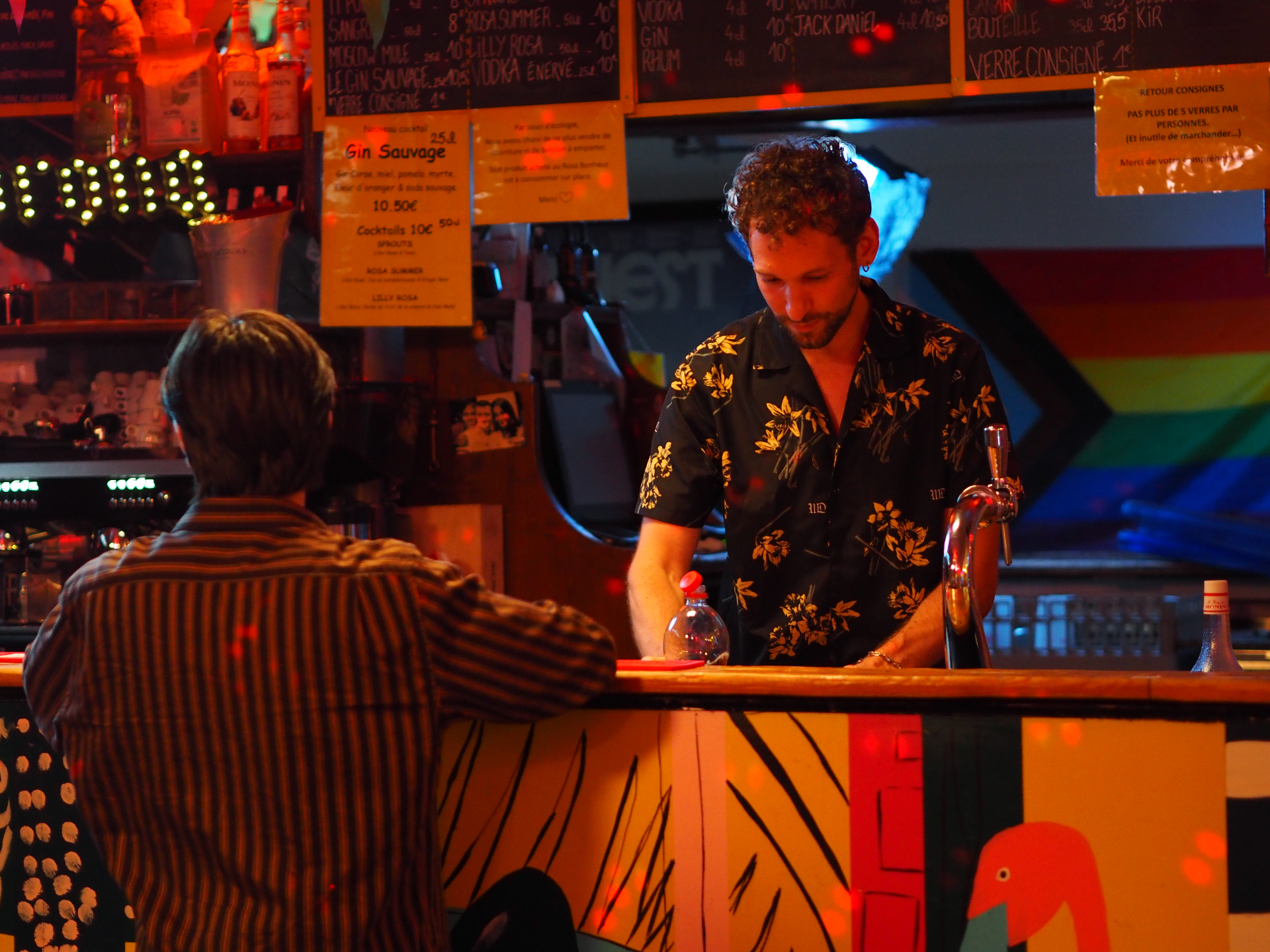 Préparation de scène au bar