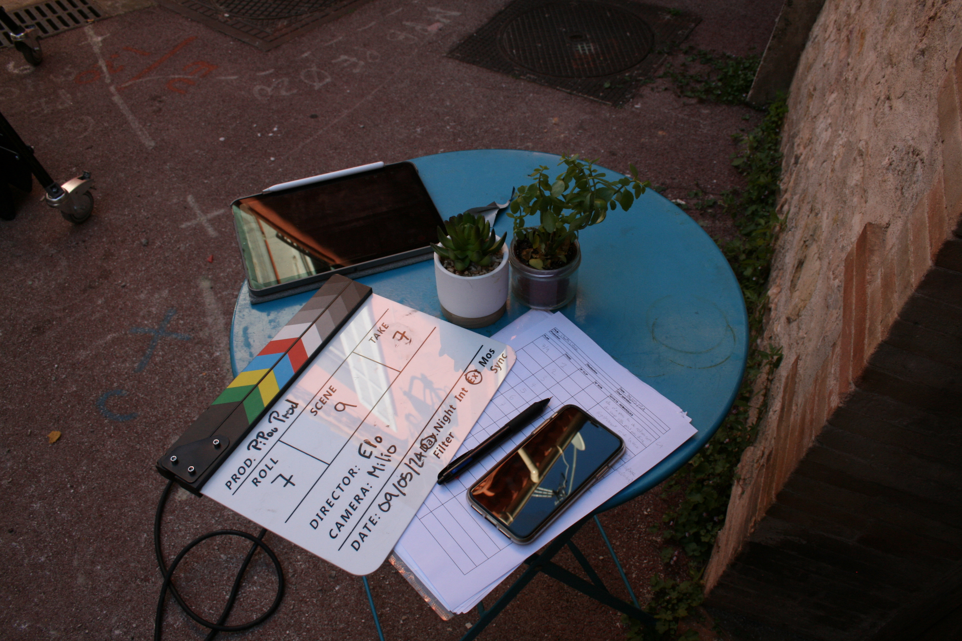Clap, feuille de service et accessoires entre deux prises