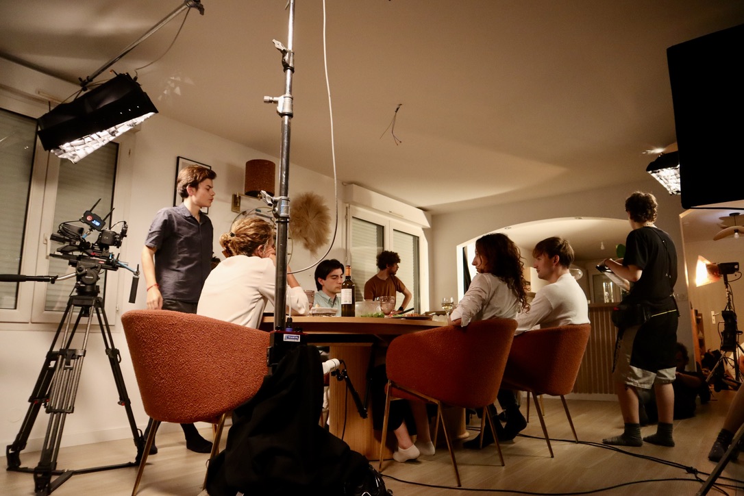 Installation complète du dîner sur le plateau