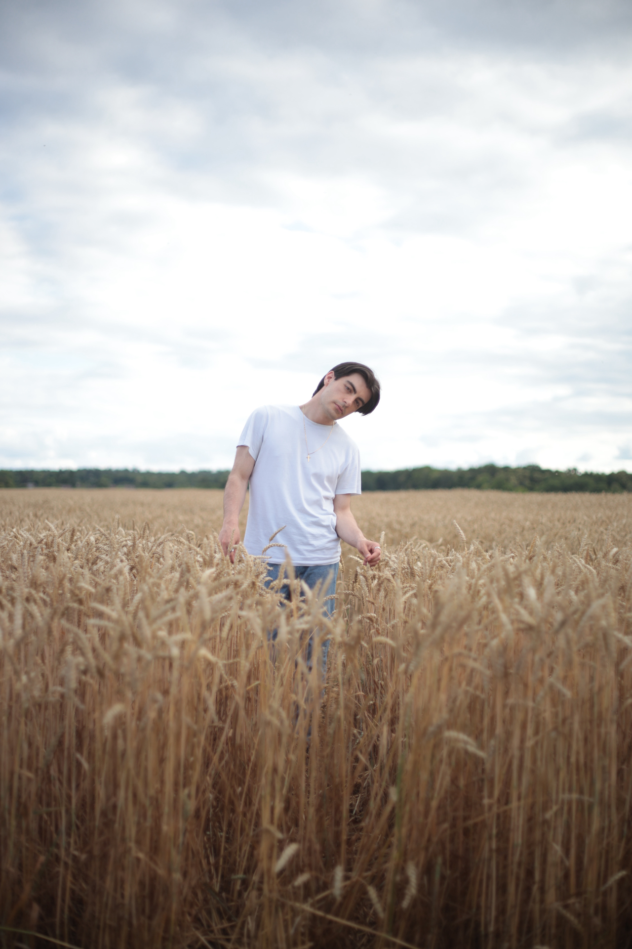 Lucas (Rémi Giordan) dans le champ de blé